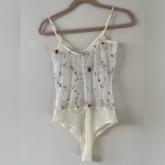 🦋Sheer Embroidered Bodysuit - Picture 2 of 5